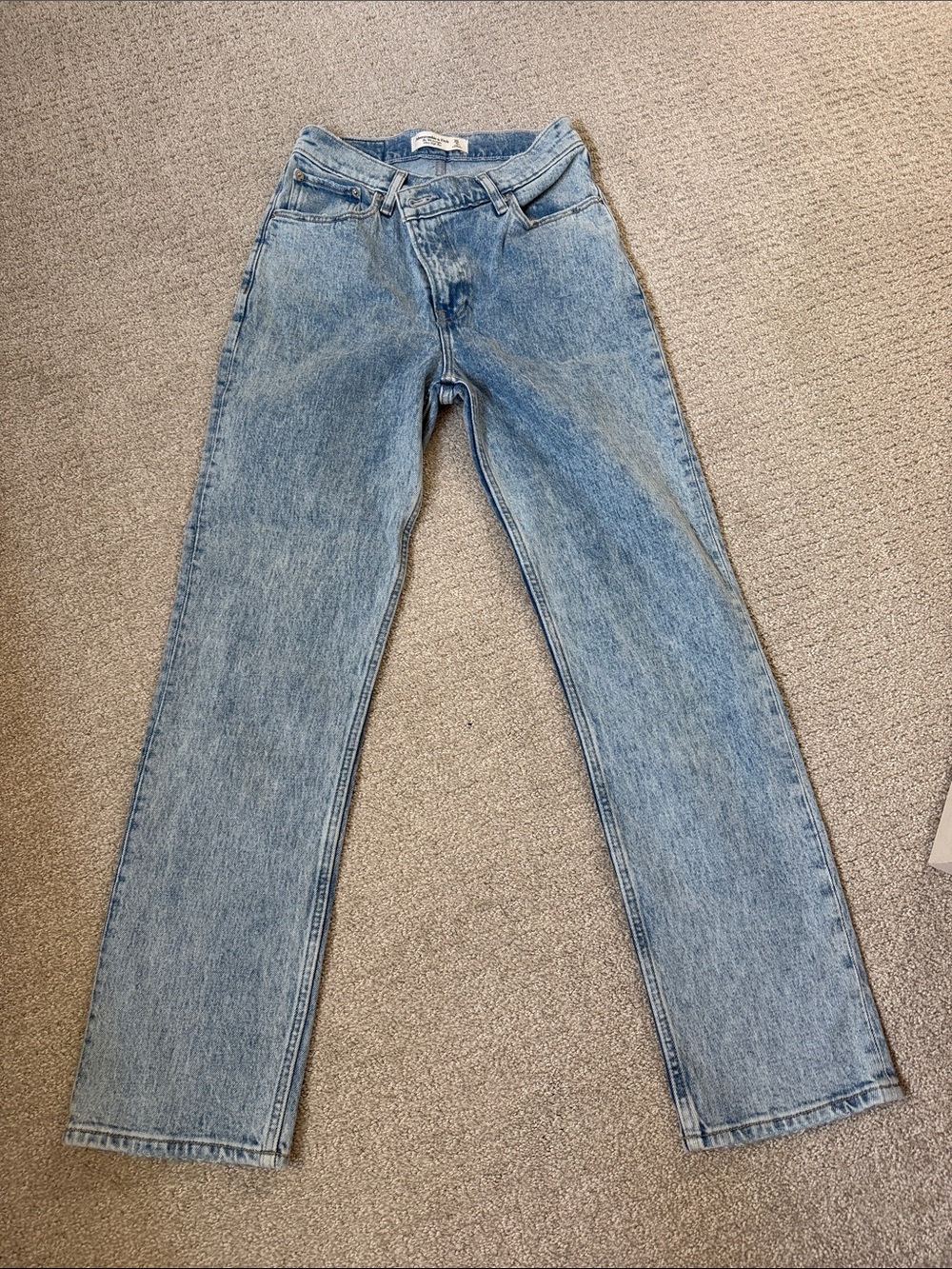 Abercrombie - 90’s straight ulta high rise with slanted zipper
